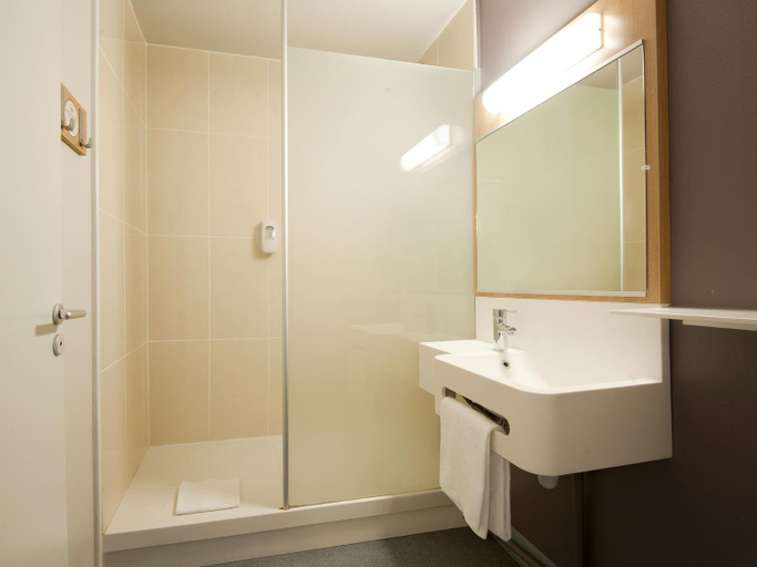 Bathroom 4, B&B Hotel LYON Centre Part-dieu Gambetta, Rhône