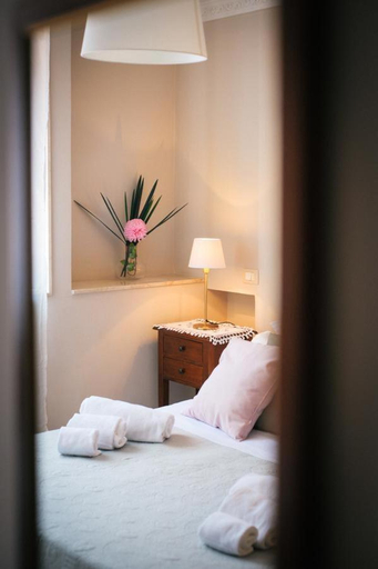 Others 2, Etna Rosso b&b, Catania