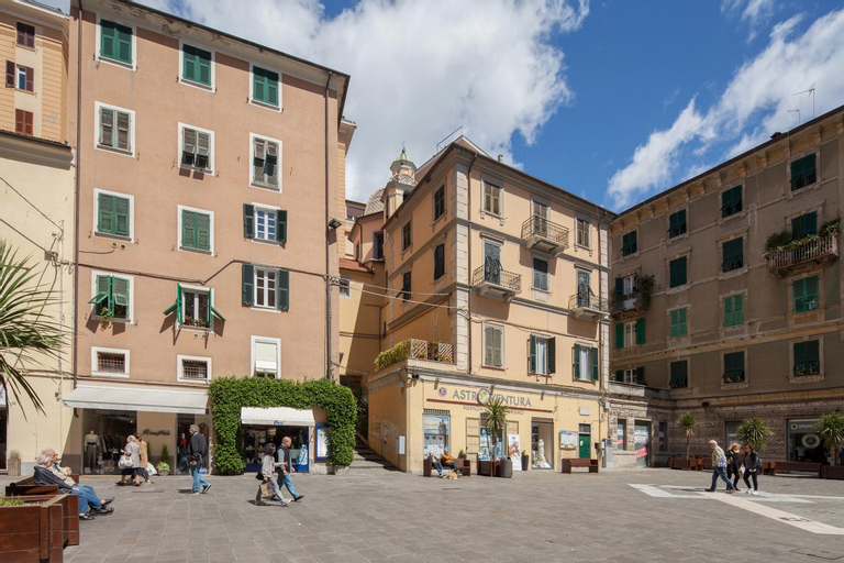 Vicolo Apartment, pedestrian centre, 2BDR, 2,5 BTH, Aircondo, Private Parking, easy to train and fer, La Spezia