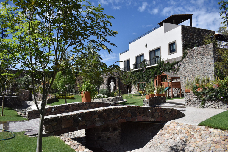 Exterior & Views