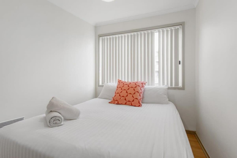 2-Bed Unit with Balcony BBQ & Stunning Lake Views, Canberra