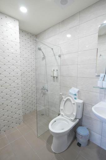 Bathroom, Zhou Ping, Tainan