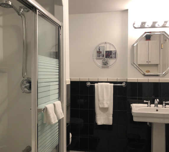 Bathroom 3, Caledon Manor and Country Inn, Peel