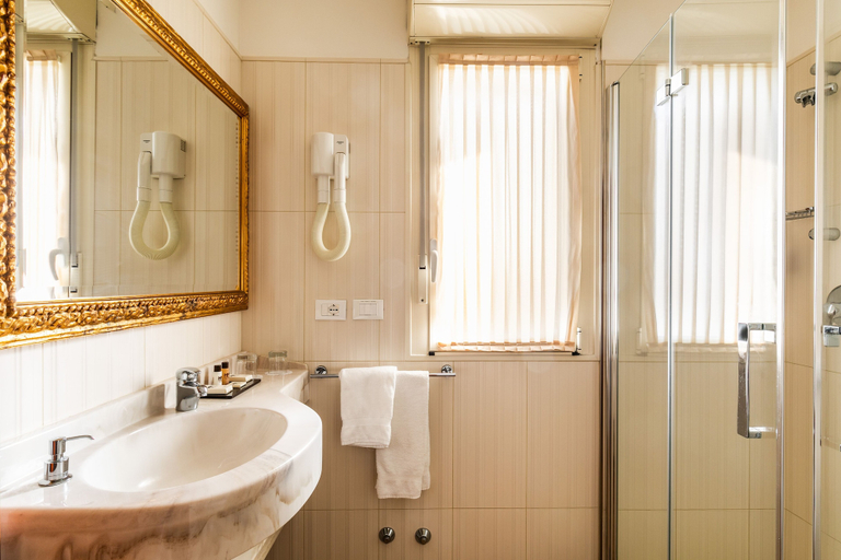 Bathroom 5, Hotel Mazzanti, Ravenna