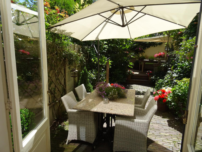 Others 2, Emma's B&B, The Hague
