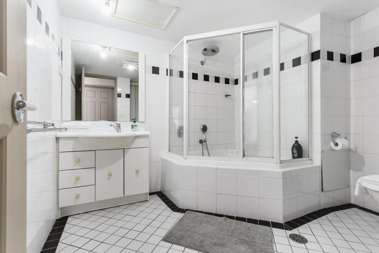Bedroom 2, 2-Bed Unit with Balcony BBQ & Stunning Lake Views, Canberra