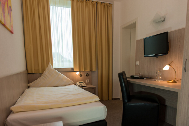 Bedroom 2, Ziegenbruch's Hotel & Restaurant, Herford