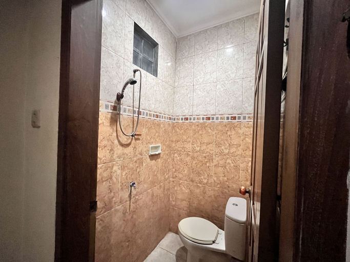 Bathroom 4, Wisma Atma Bhakti near Solo Square Mitra RedDoorz, Solo