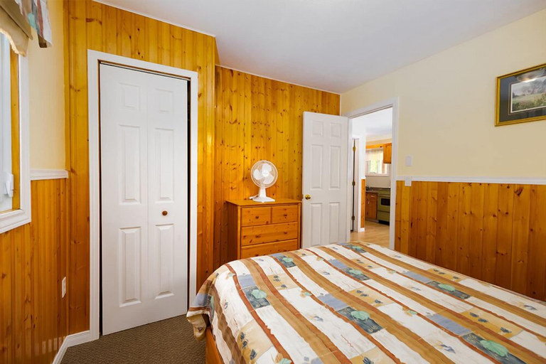 Bedroom 2, Fiddlers Green Country Cottages, Queens