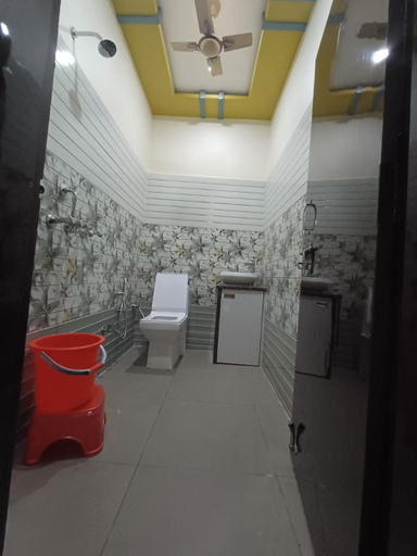 Bathroom 4, Hotel Pragati Palace, Mathura