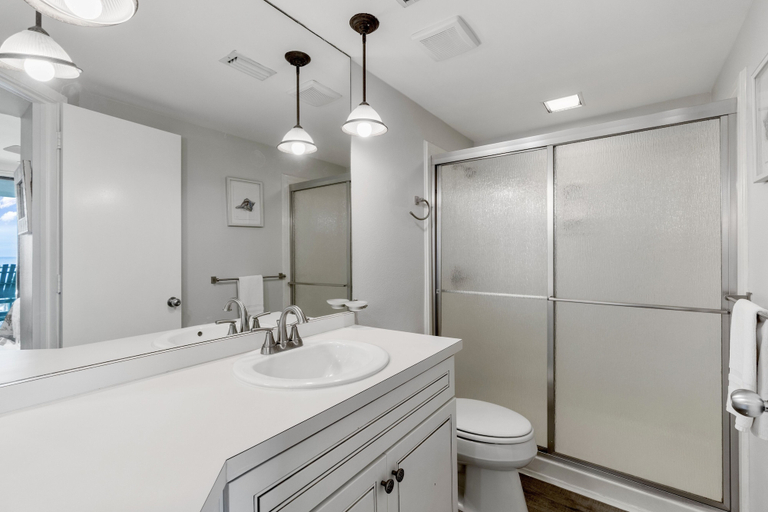 Bathroom 3, Summer House 204B, Baldwin