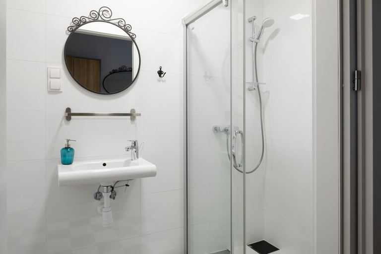 Bathroom, MoHo Modern Hostel, Środa Śląska