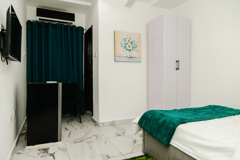 Bedroom 5, Sunrise Cave Guest House, Tema