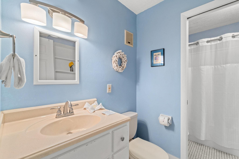 Bathroom 4, The Summit 726, Bay