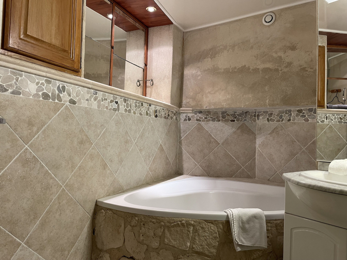 Bathroom 3, In Provence Hôtel, Bouches-du-Rhône