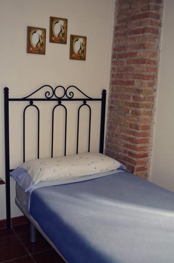 Facilities 3, El Zaguan, Granada