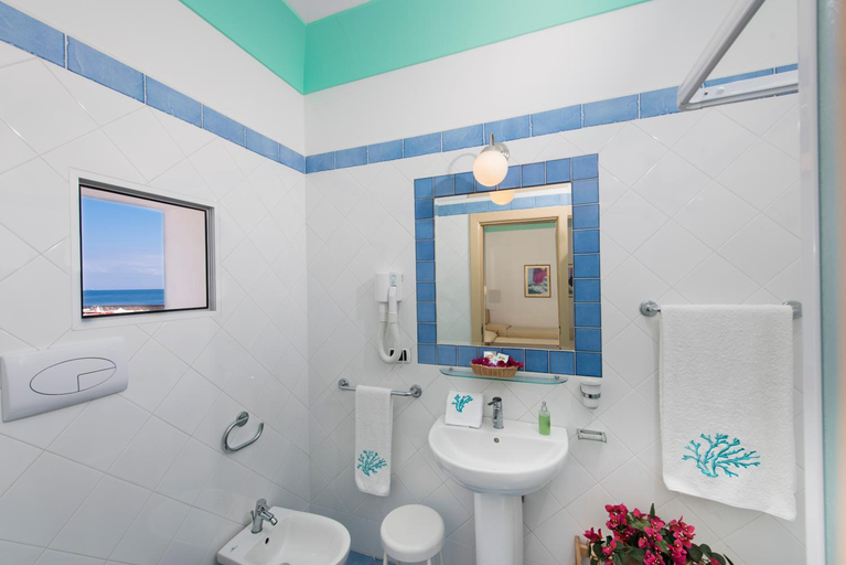Bathroom 4, Hotel Ossidiana, Messina