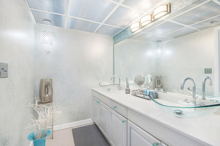 Bathroom 4, Long Beach Resort 1-904, Bay