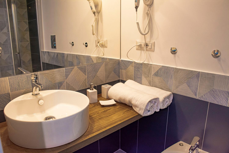 Bathroom 4, Inner Naples, Napoli