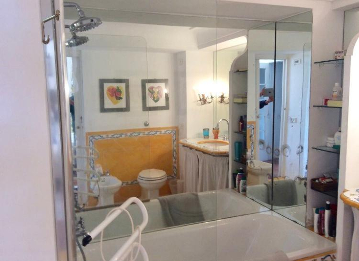 Bathroom 2, Villa Guya, Napoli