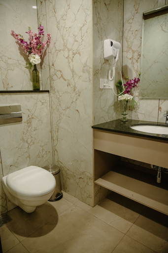 Bathroom, The Kings Meadows, Bangalore