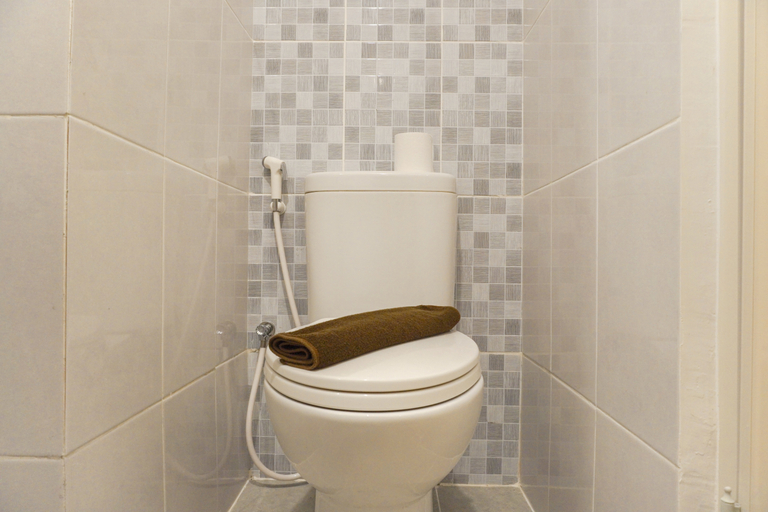 Bathroom 5, Cozy Living Studio (No Kitchen) Tokyo Riverside PIK 2 Apartment By Travelio, Tangerang