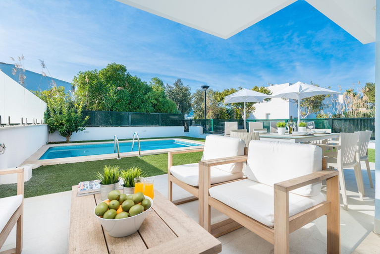 Others 5, Villa del Lago Atzavara, Baleares