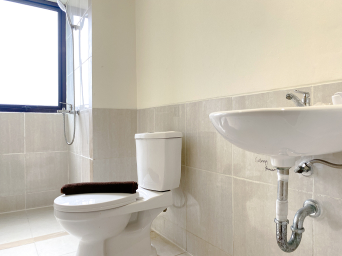 Bathroom 5, Comfortable 2BR with Working Room at Meikarta Apartment By Travelio, Cikarang