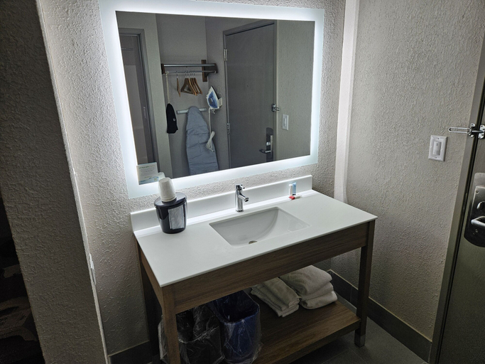 Bathroom 4, Days Inn By Wyndham Davenport, Scott