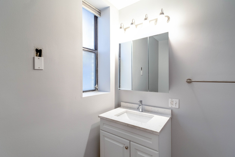 Bathroom 4, 1220 Augusta, Cook