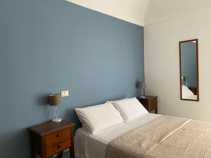 Others 5, Etna Rosso b&b, Catania