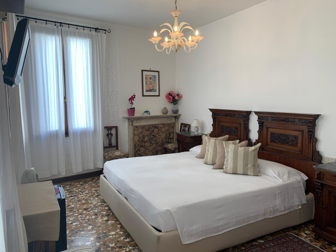 Others 4, B&B Al Teatro with canal view, Venezia