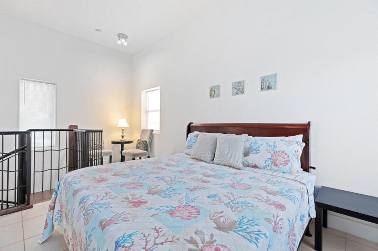 Bedroom 3, Condo in 4plex 1/2 Block to Beach w/ Pool & Views!, Cameron