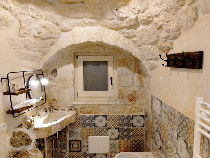 Bathroom 5, Borgo San Francesco, Bari