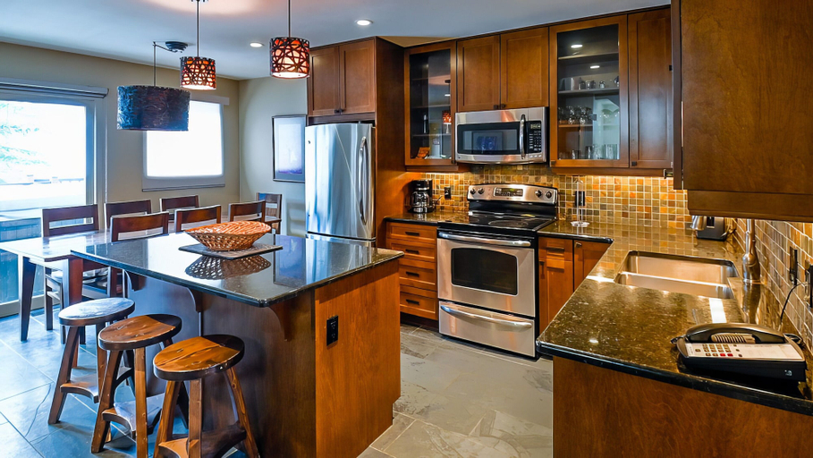 Food & Drinks, Thunder Ridge by Fernie Lodging CO, East Kootenay