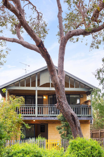 Pet Friendly Family Favourite - Kangaroo and Fairway Views with Air Con, Busselton