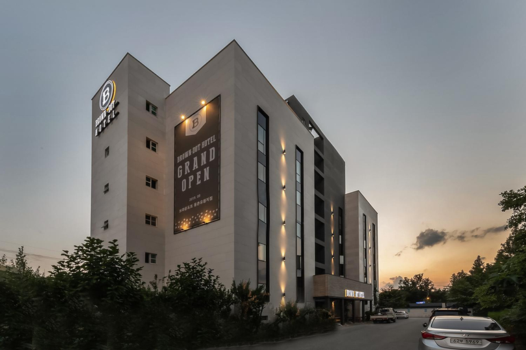 Exterior & Views