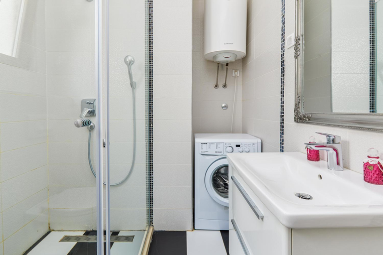 Bathroom 3, Our Sunset Apartments with Pool and Sea View