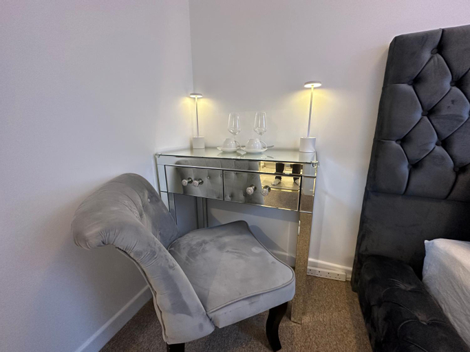 Bedroom 2, The smaller new refurbished ensuite room 5min from beach parking in Guest house, Bournemouth