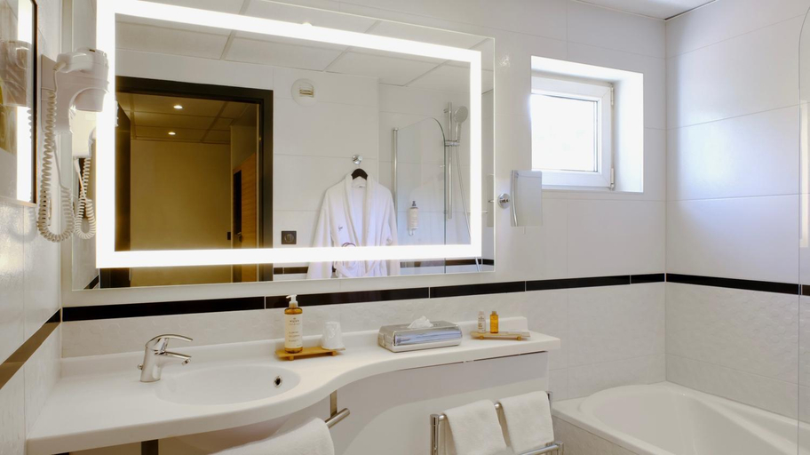 Bathroom 3, Mercure Forbach Hotel, Moselle