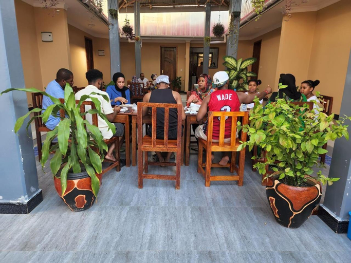Food & Drinks