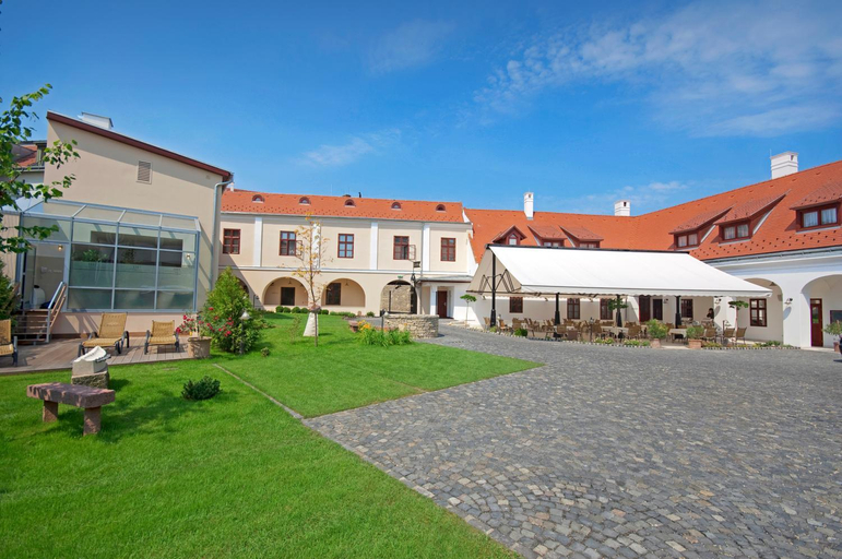 Others 5, Hotel Historia, Veszprém