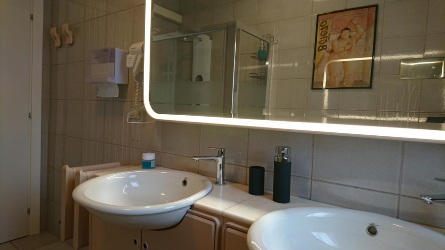 Bathroom, LaMoka Verona, Verona