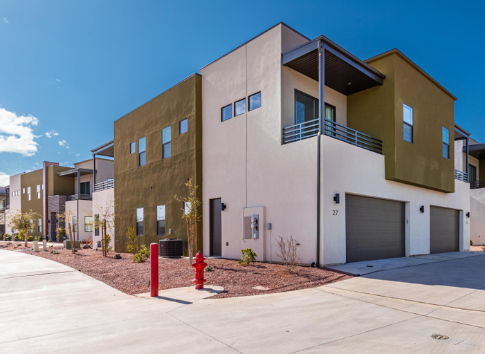 Villa 27 - 4 Bedroom Townhome! Pool and Hot Tub!, Washington