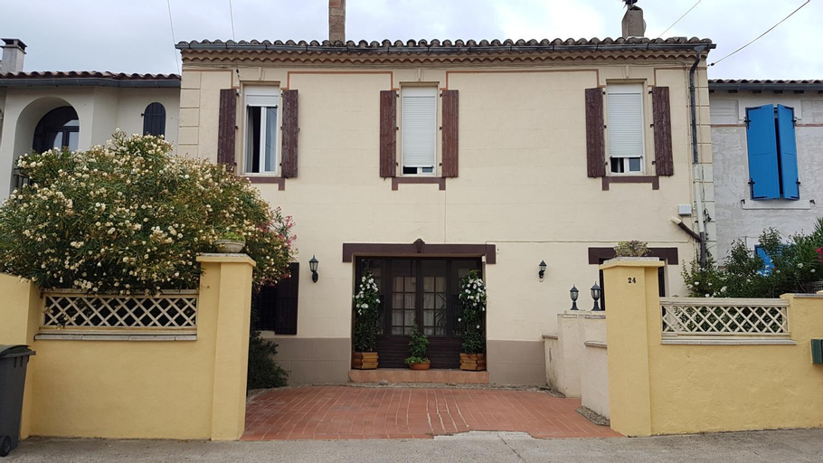 Exterior & Views 1, Hibiscus House, Aude