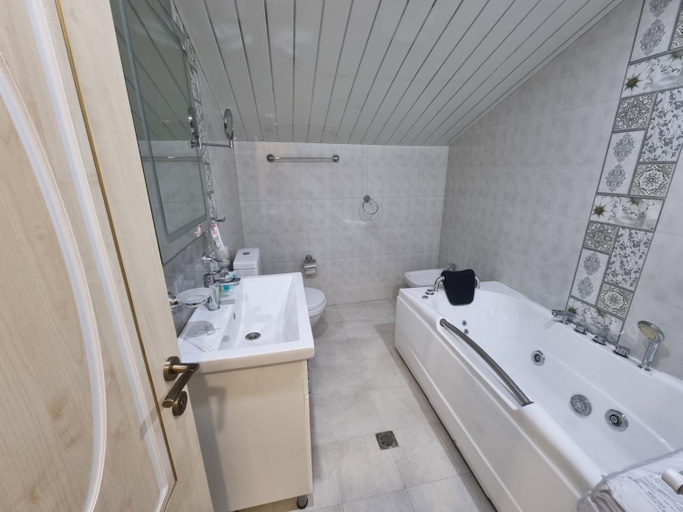 Bathroom 5, Anga Yerevan Hotel, Yerevan