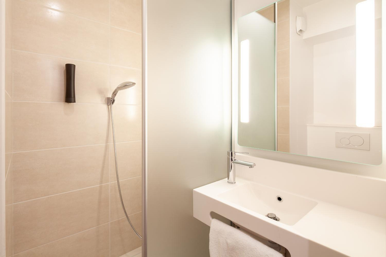 Bathroom 4, B&B HOTEL Saint-Denis Porte de Paris, Seine-Saint-Denis