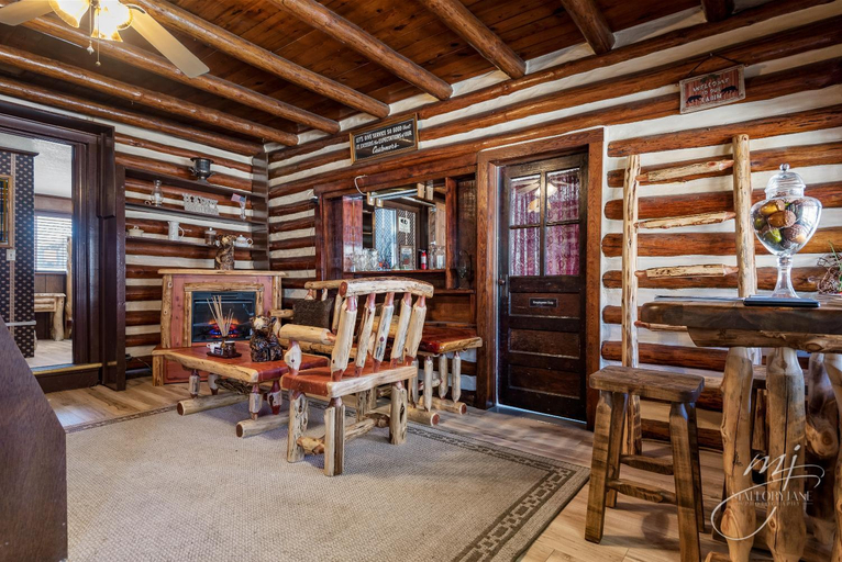 Food & Drinks, Log Cabin Inn, Carroll