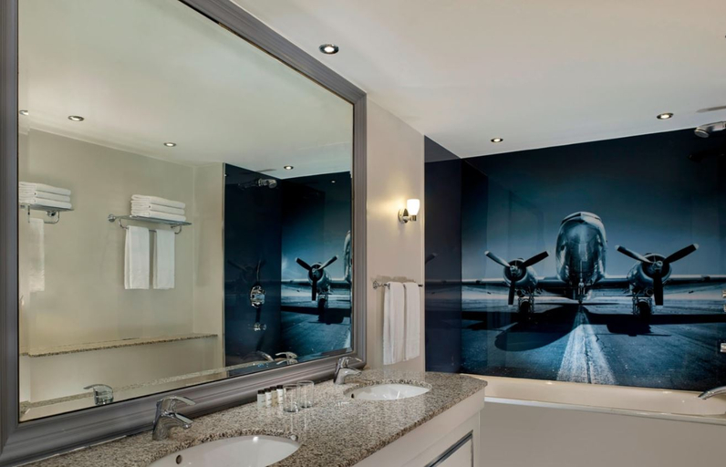 Bathroom 5, Sheraton Heathrow Hotel, London
