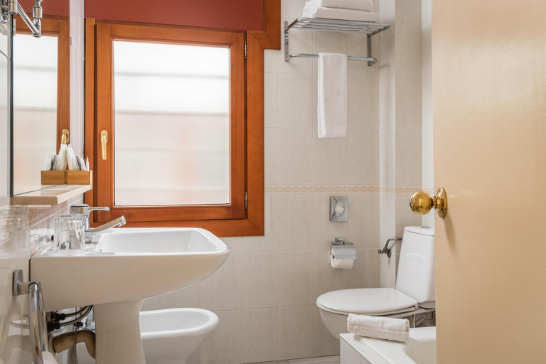 Bathroom 4, Hotel Sant Jordi